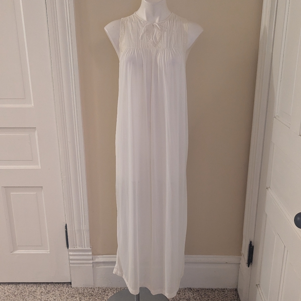 Morgan Taylor intimates  colorful floral nightgown size L